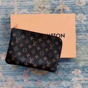 Louis Vuitton Etui Voyage PM Pochette
